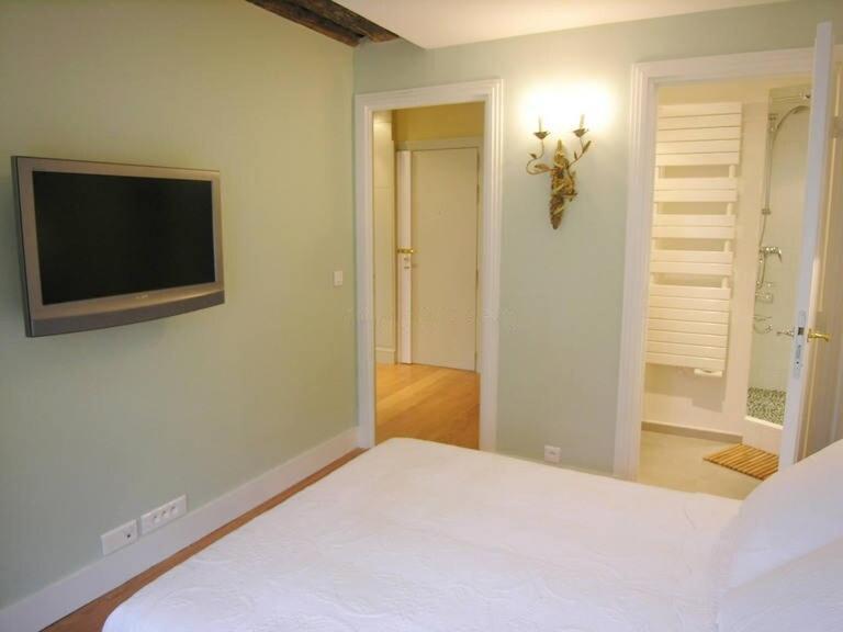 Beautiful 2 Bdrm- In The Heart Of The Marais Apartment *